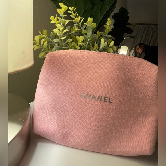 Chanel cosmetic pouch - Picture 1 of 5